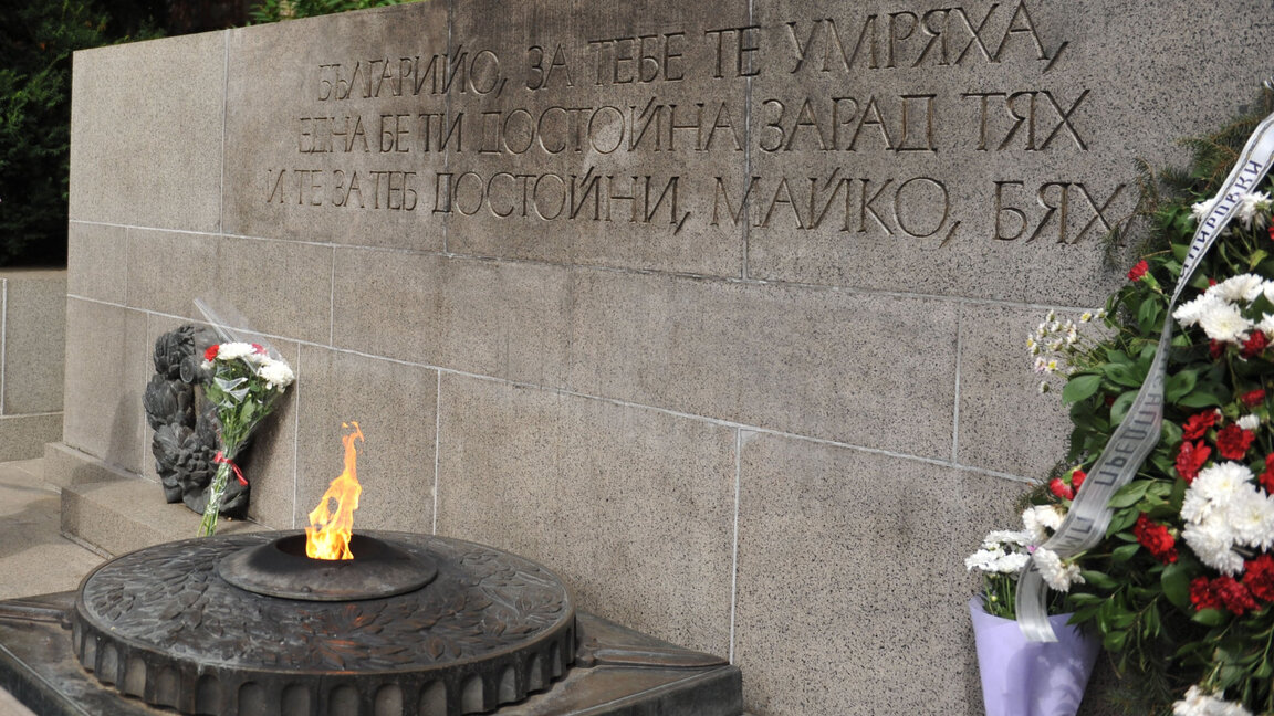 Έγερση βουλγάρικης σημαίας μπροστά στο Μνημείο του Αγνώστου Στρατιώτη