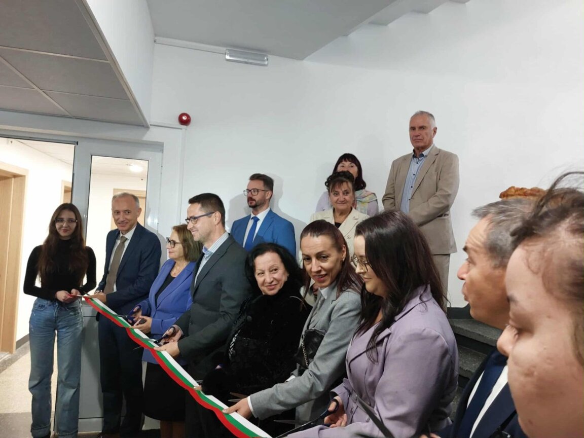 Министър Вълчев откри обновеното студентско общежитие "Чайка 1"