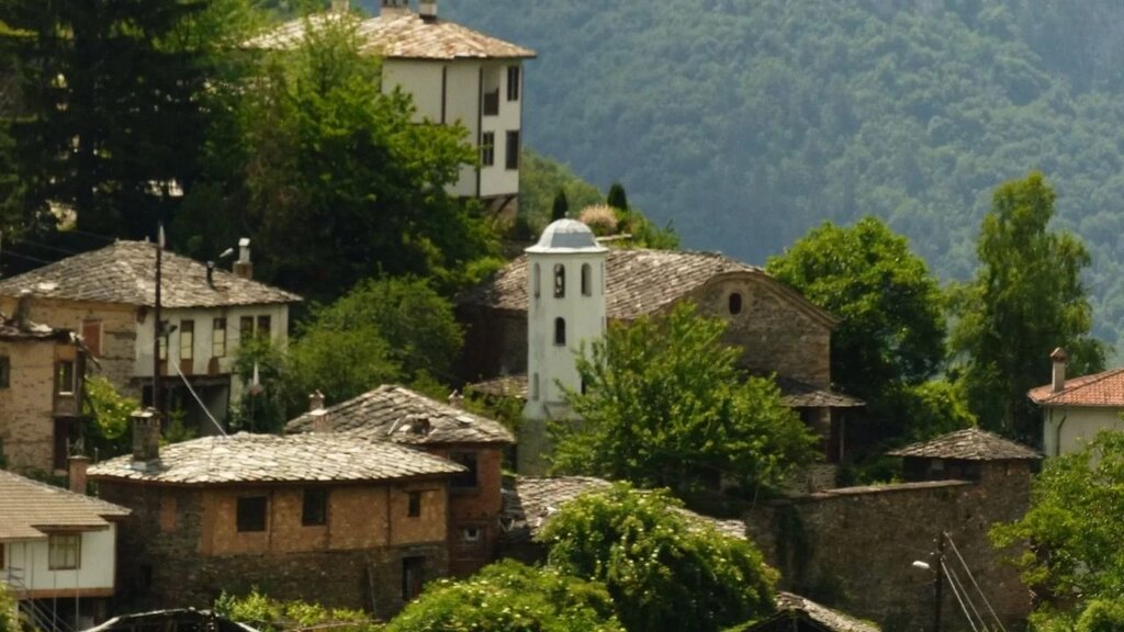 Turistas de todo el mundo descubren la magia del pueblo de Kosovo en los Ródopes