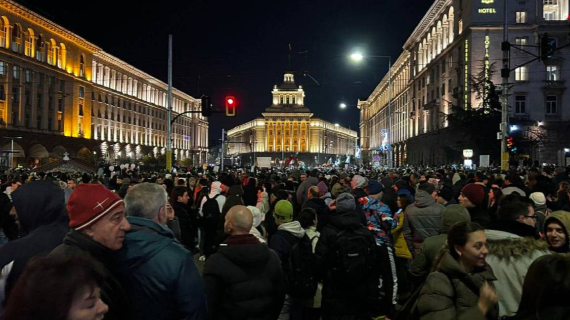 Хиляди на протест в София и големите градове на страната