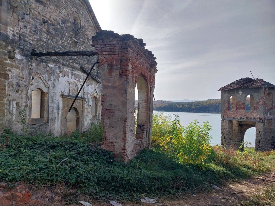 От водите на язовир "Огоста" "изплува" църквата в с. Живовци