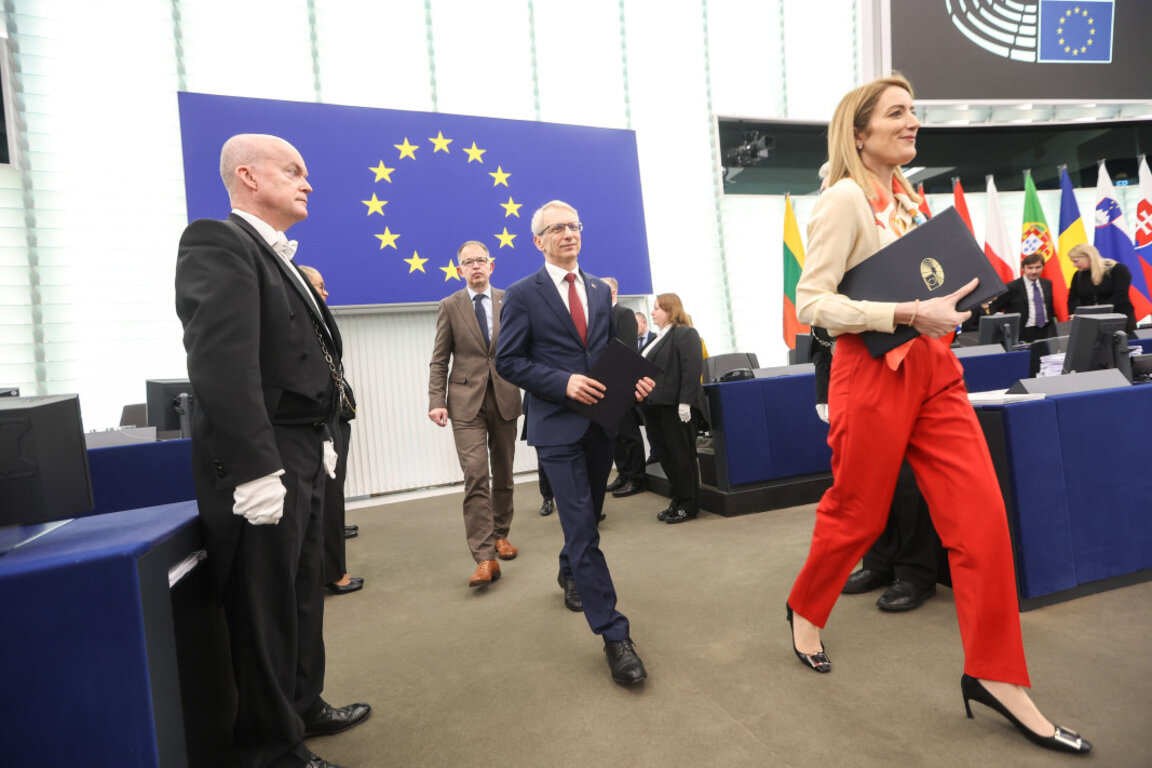 Премиерът Николай Денков и председателят на ЕП Роберта Мецола в пленарната зала в Страсбург, 22 ноември 2023 г.