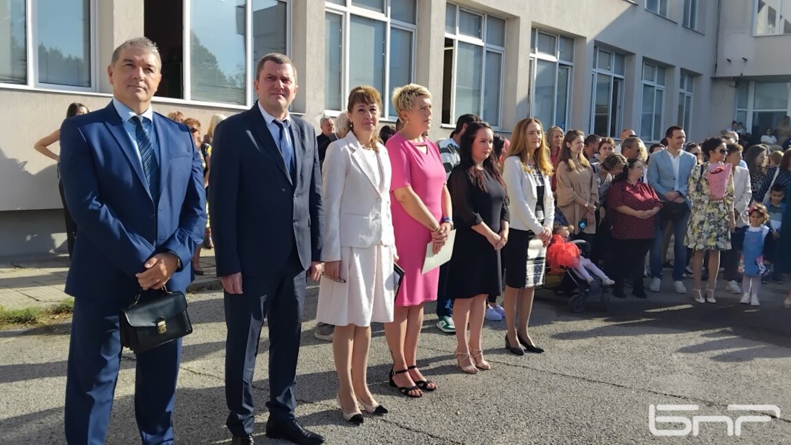 Десето ОУ „Алеко Константинов“ в Перник с нов басейн и спортни терени