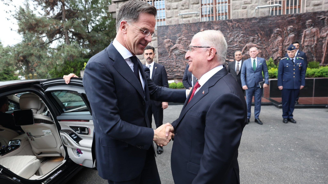 Марк Рюте с турския министър на отбраната Яшар Гюлер, Анкара, 21 април 2026 г.