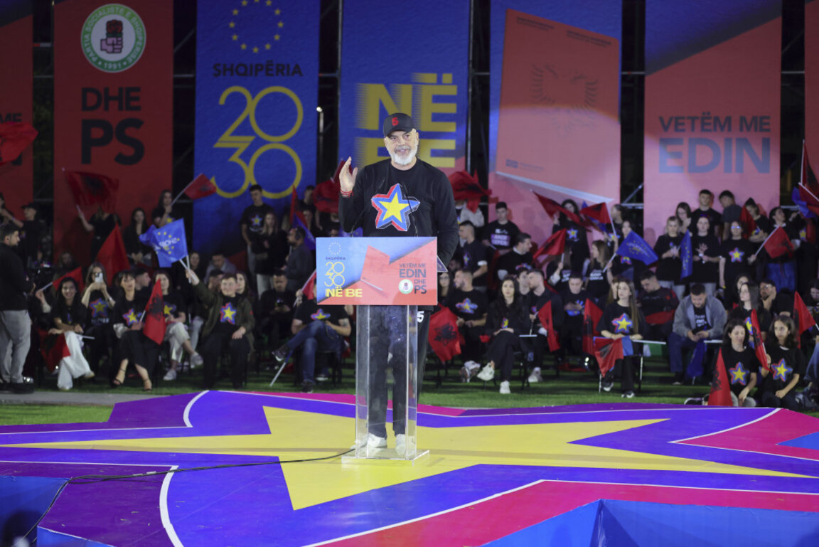 Премиерът Еди Рама на предизборен митинг в Тирана, 9 май 2025 г.