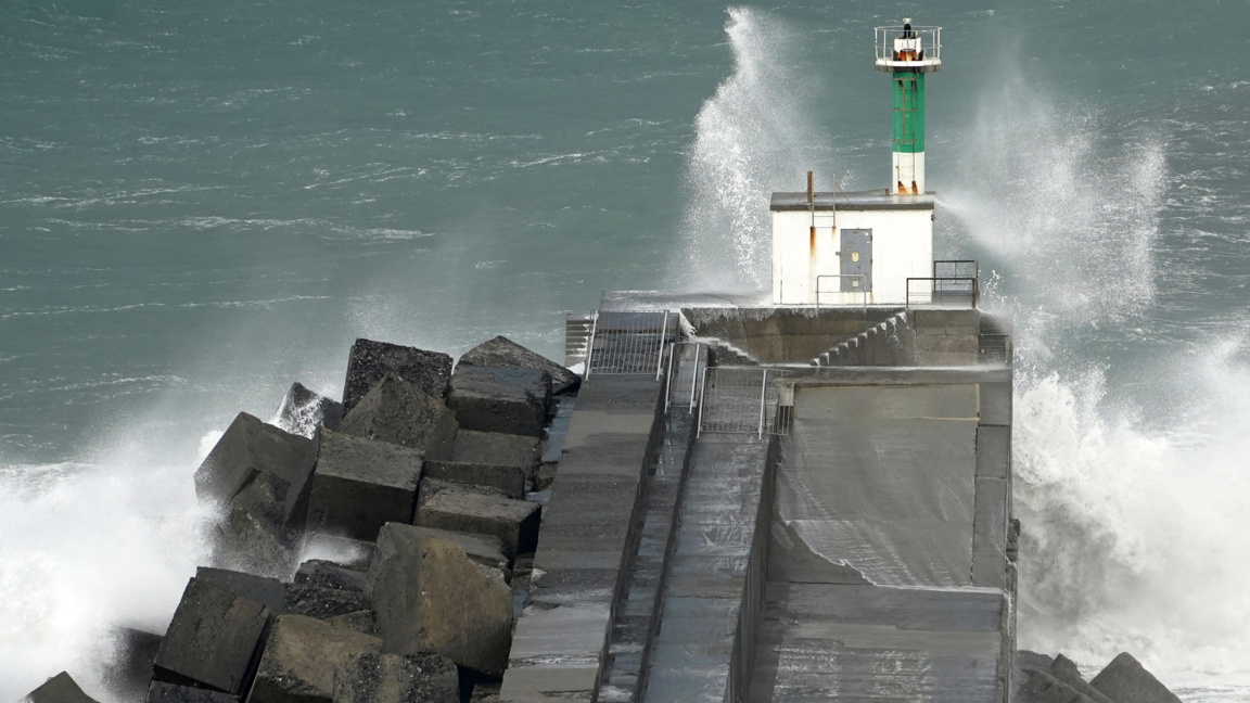 Вълни блъскат вълнолом в Испания по време на бурята Ингрид