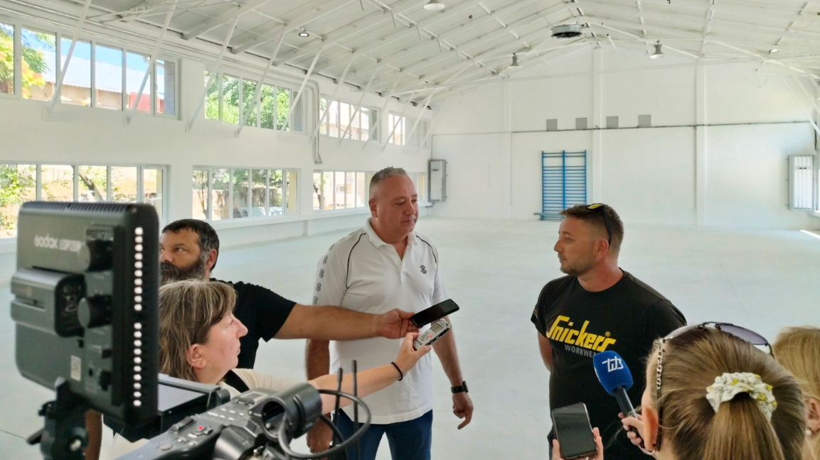 Зам.кметът инж.Веселин Христакев/вляво/ изнесе информация за ремонта на зала "Плиска"