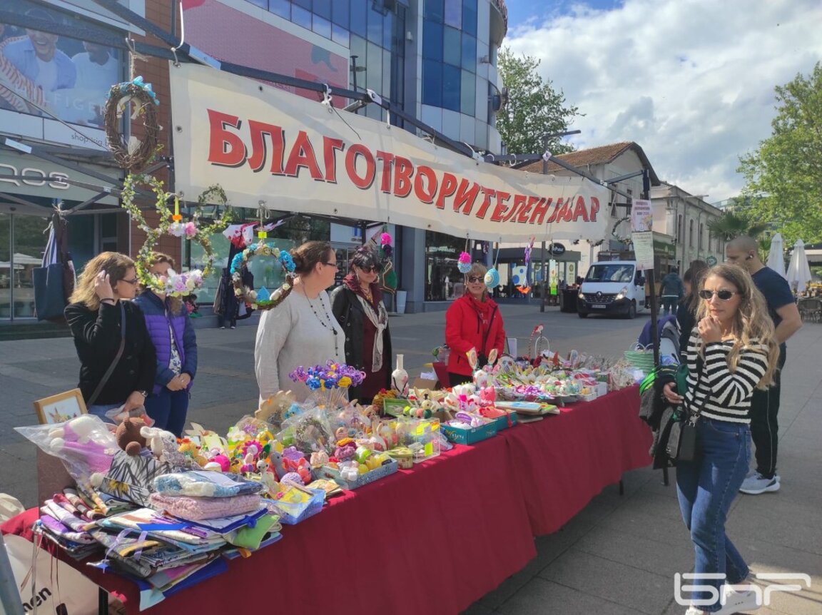 "Движение на българските майки" - Бургас събра близо 7 хиляди лева чрез Великденски благотворителен базар