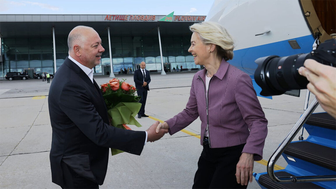 Prim-ministrul Rosen Jeliazkov o întâmpină pe Ursula von der Leyen la Aeroportul din Plovdiv