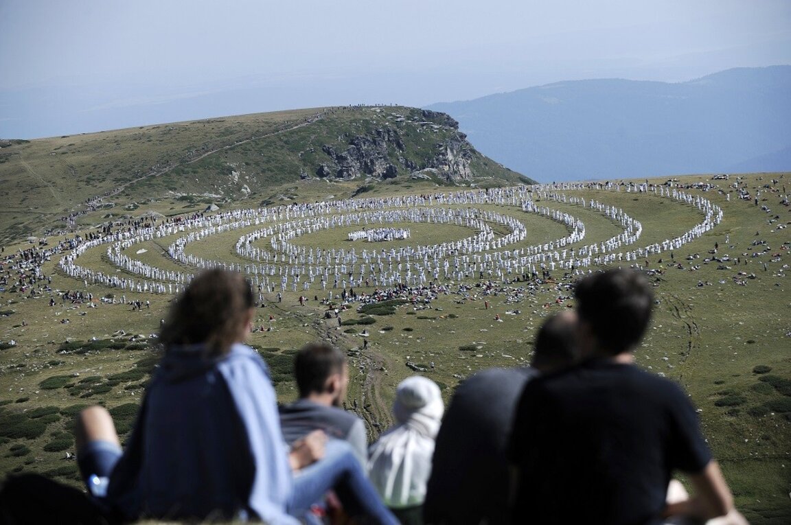 Adepții învățăturii lui Petar Danov curăță zona lacurilor Rila după încheierea ceremoniilor