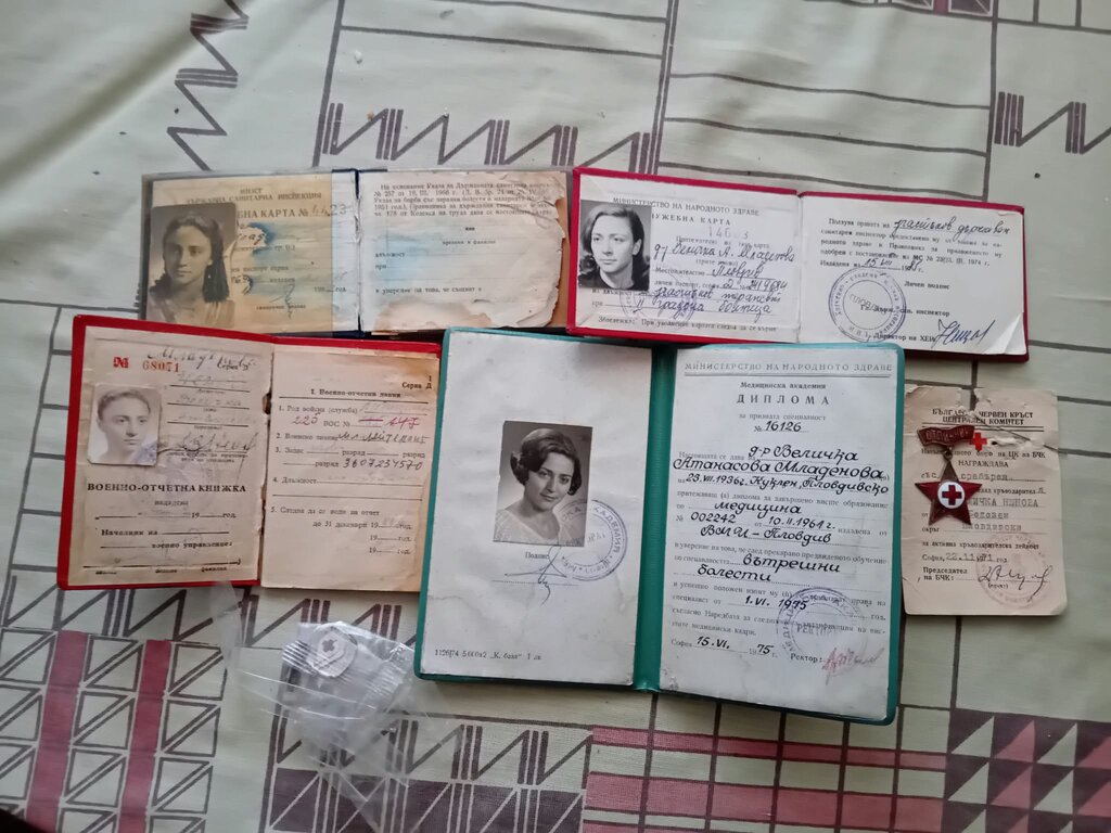 Дипломи и награди на д-р Величка Младенова