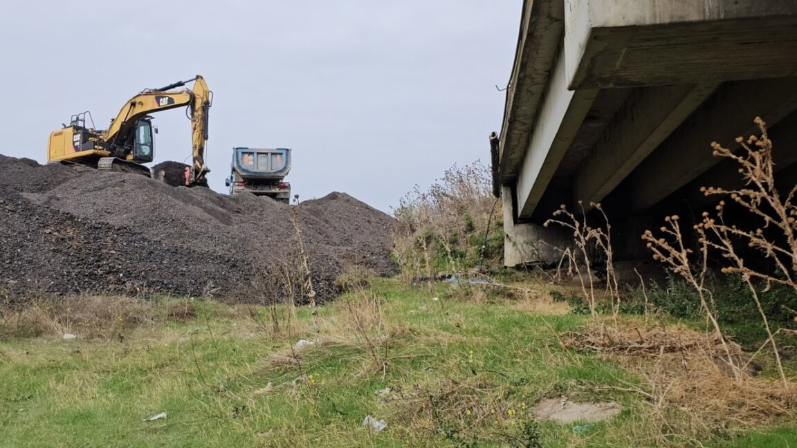 Започна разчистването на фрезования асфалт край с. Крушаре