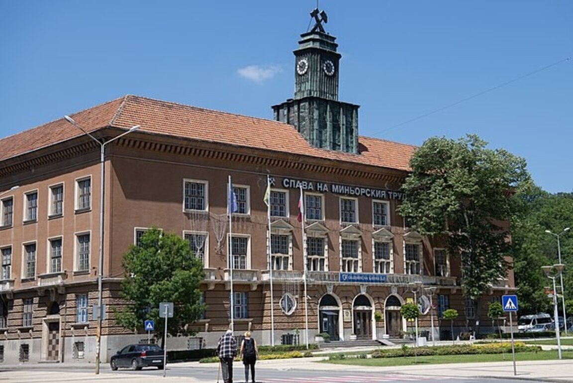 Ремонтират часовниковата кула в Перник