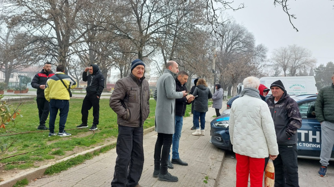 Прослав протестира заради уличните дупки