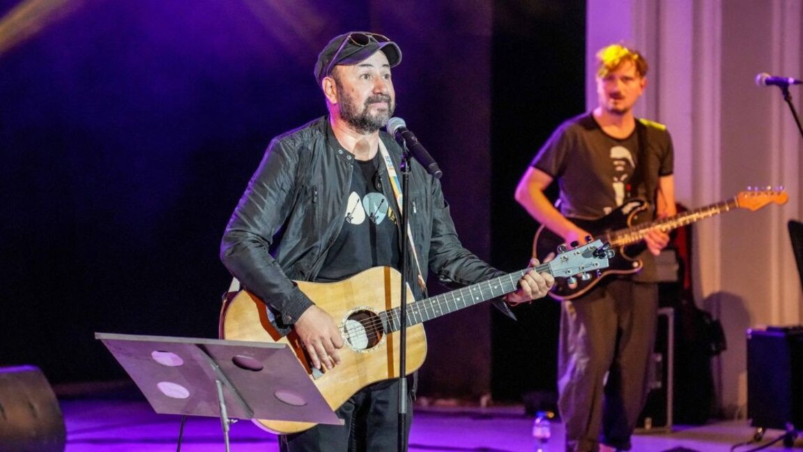 "Beard Glue" - the Christmas song we can hear even in summer