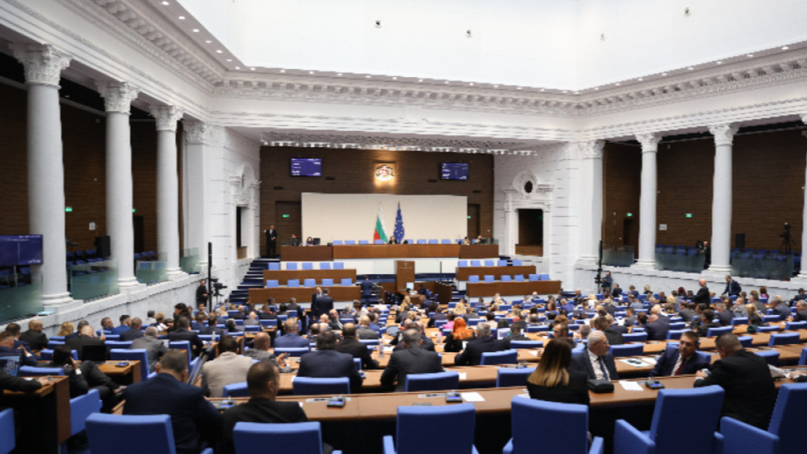Парламентът се събира на първо заседание за тази година