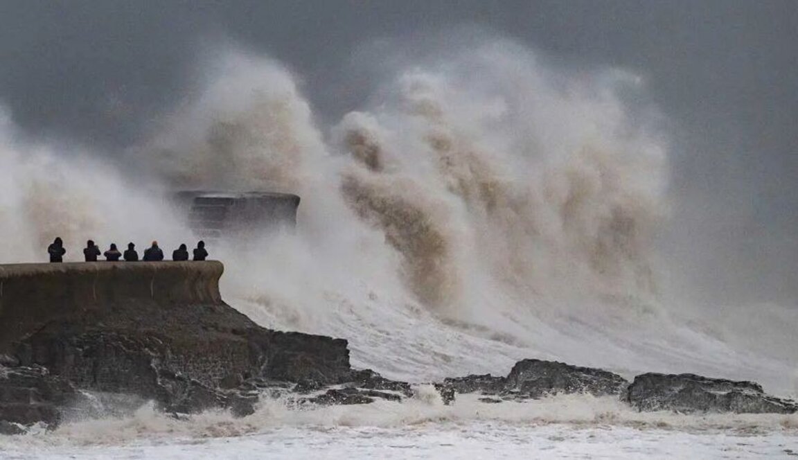 Бурята "Ейоуин" връхлетя Британските острови с ураганни ветрове