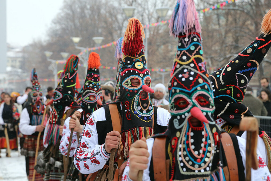 Lе rituel SOURVA ressuscité dans l'Ouest de la Bulgarie...