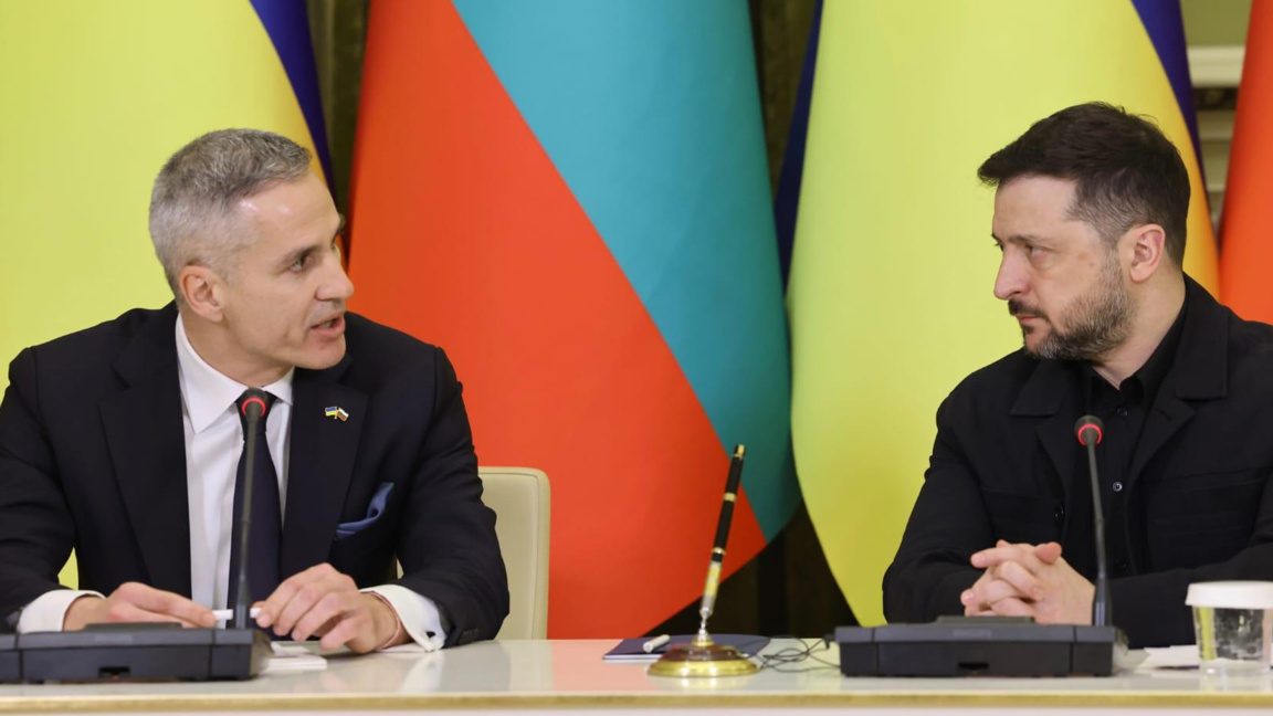 Андрей Гюров и Володимир Зеленски при на подписването на документа в Киев.