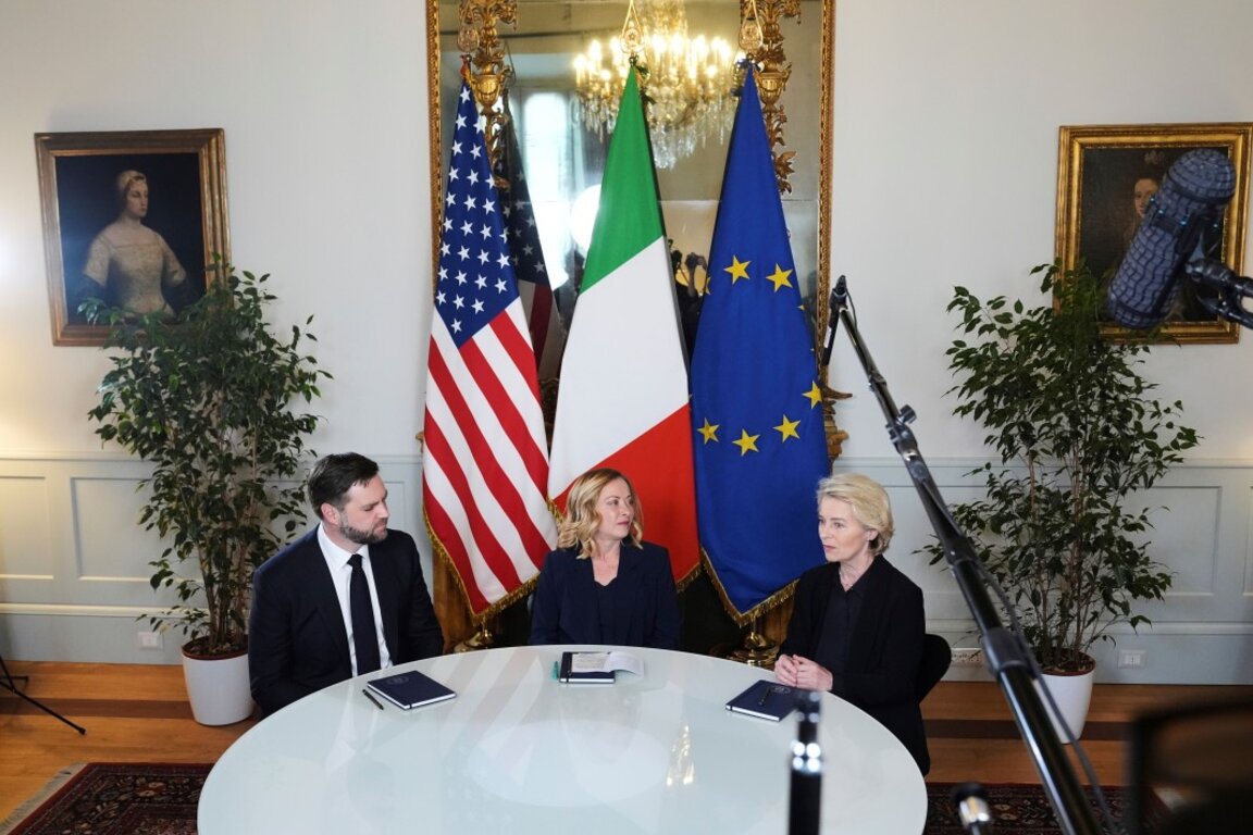Американският вицепрезидент Джей Ди Ванс, председателката на ЕК Урсула фон дер Лайен (вдясно) и италианският премиер Джорджа Мелони - Рим, 18 май 2025