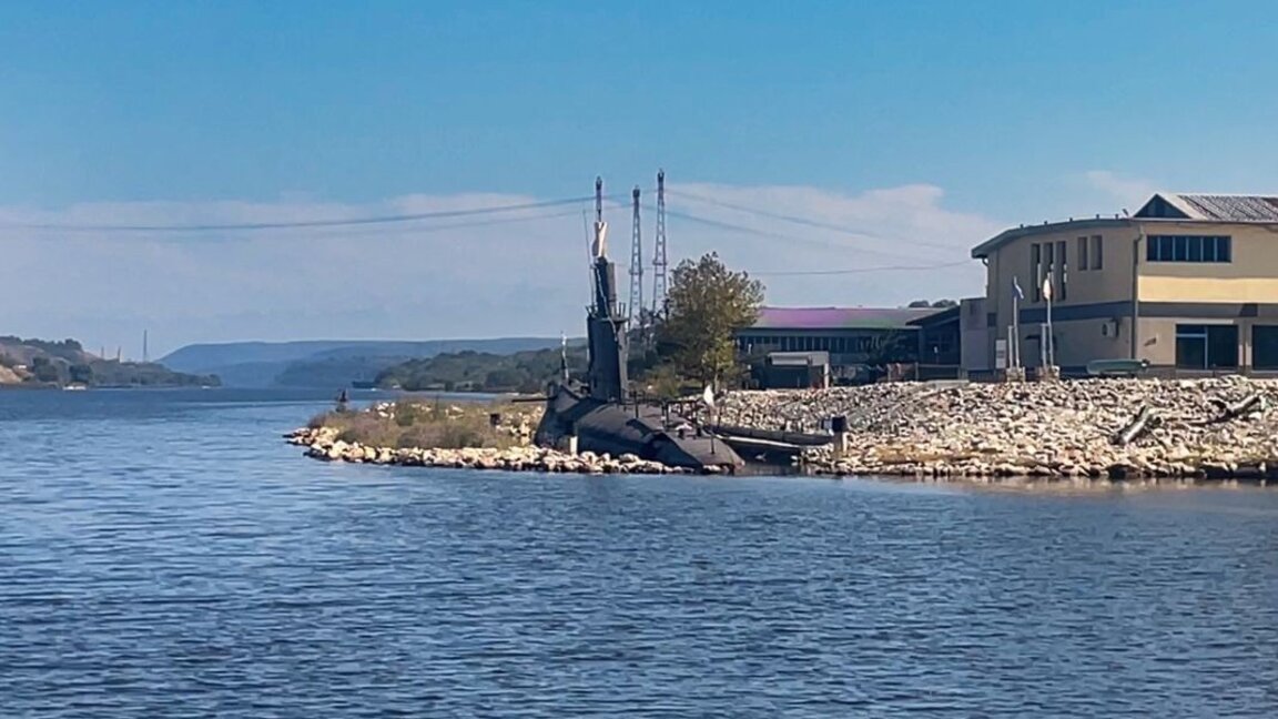 Последната българска подводница "Слава" вече е на док, като музей.