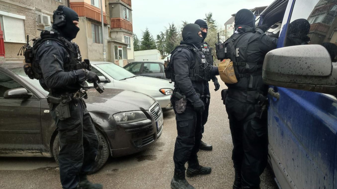 Четирима заподозрени за търговия с гласове са задържани в Хасково
