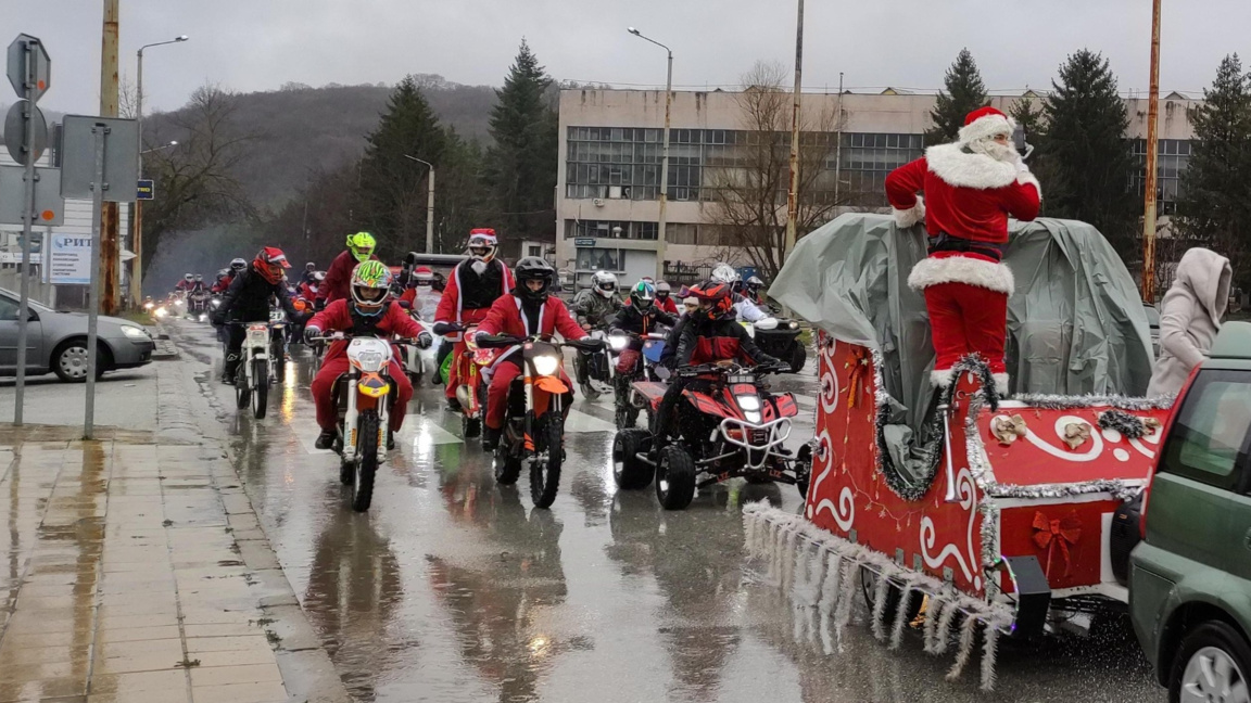 Над 600 мотористи се събраха на "Мото Коледа" във В. Търново