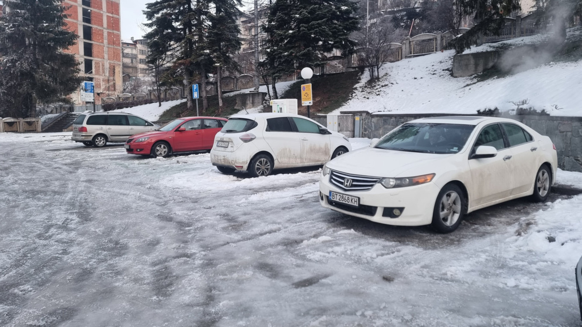 Синята зона в Смолян втори ден не е почистена от снега и вече е заледена