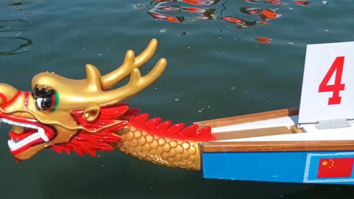 Festival de los Botes de Dragón en el lago Pancharevo cerca de Sofía