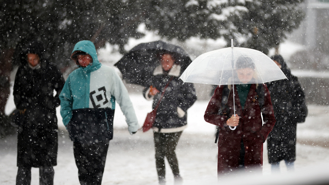 Un cod portocaliu pentru ploaie și zăpad...