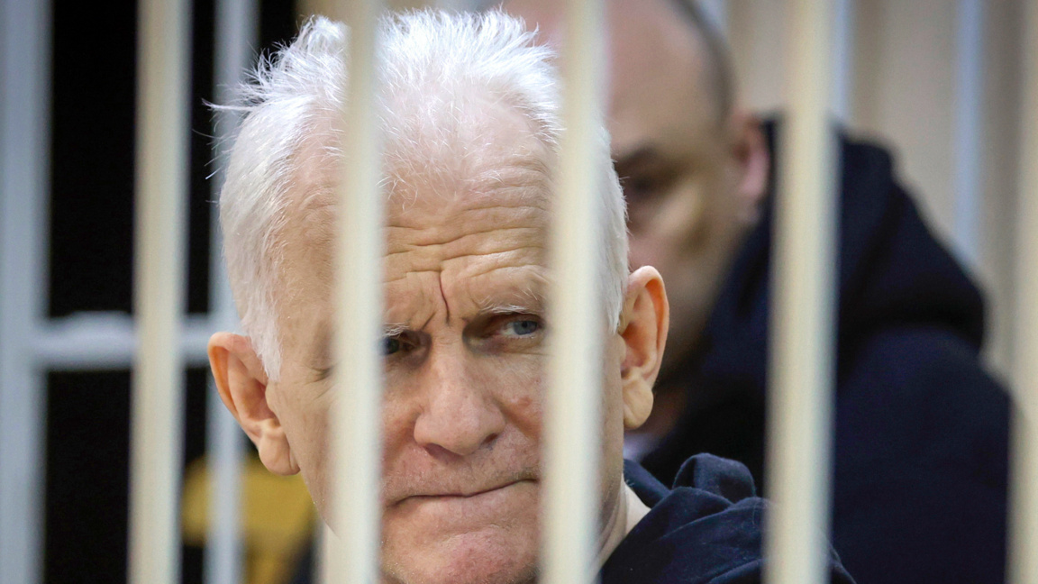 Алес Беляцки по време на съдебно заседание в Беларус, 5 януари 2023 г.