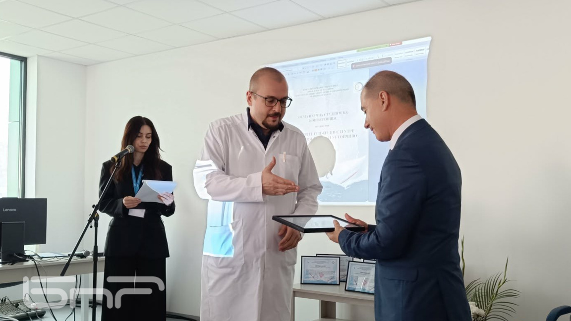 Близо 100 студенти представиха научни разработки на здравен форум в Бургас