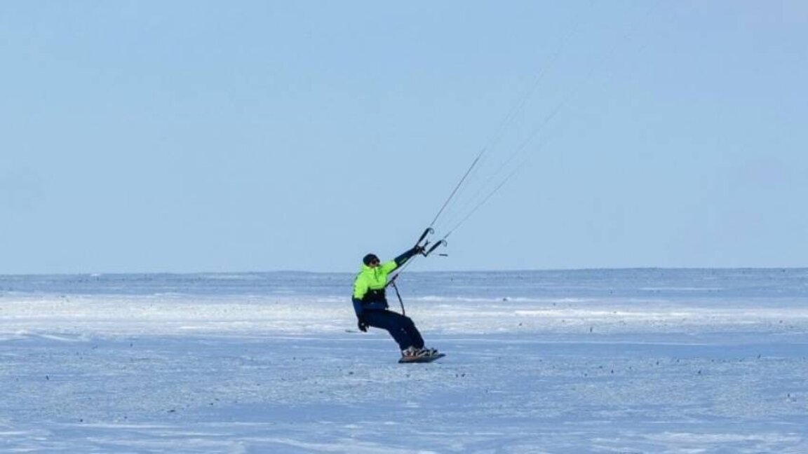Du kitesurf sur les collines enneigées de la Bulgarie, en dépit des éléments déchaînés, c'est possible !