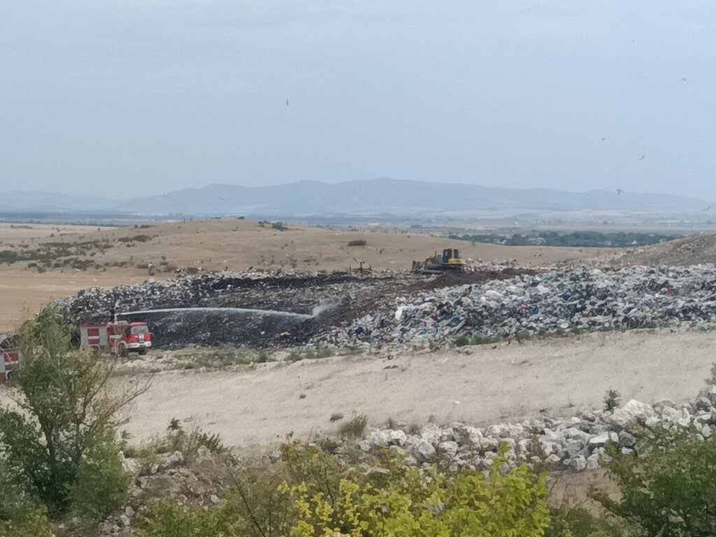 Потушиха пожара на сметището до Шишманци
