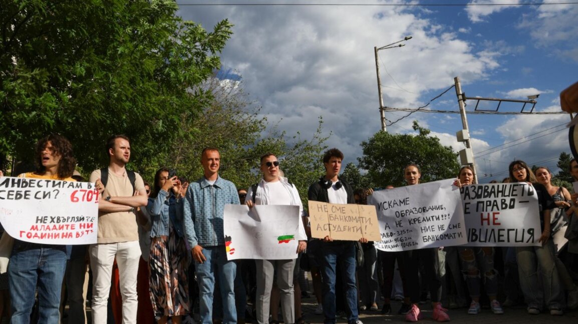 Студенти протестират в София срещу повишаването на таксите за платено обучение