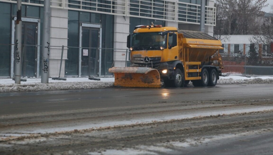 Срещу заледяване са обработени улици и булеварди в 7 столични района