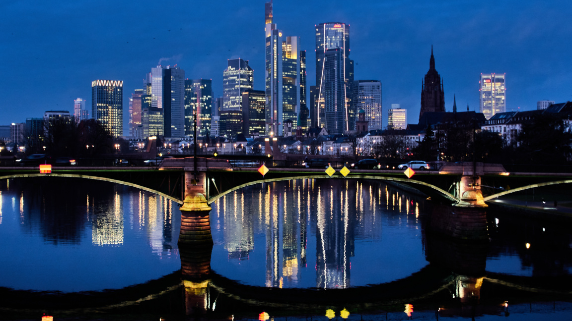 Сградите на банковия район се отразяват в река Майн във Франкфурт, Германия, рано сутринта, 9 декември 2025 г.