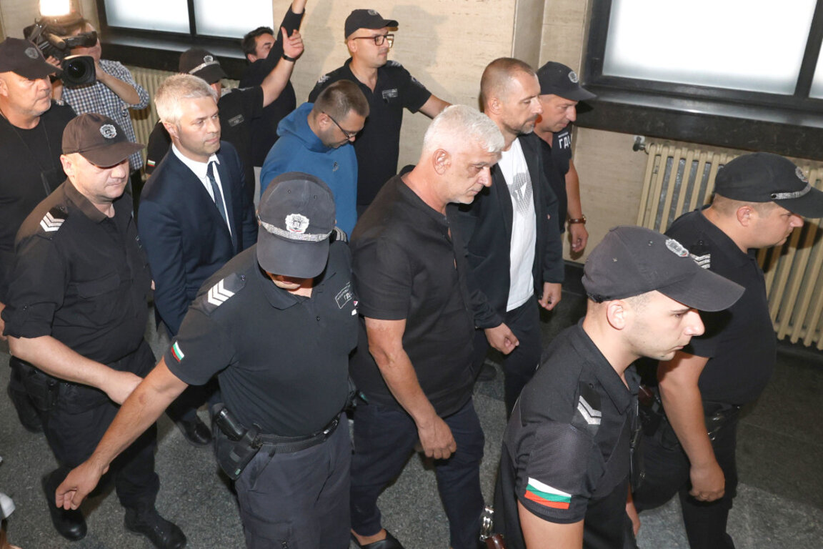 Започна заседанието, на което се решава остават ли в ареста кметът на Варна и останалите обвиняеми