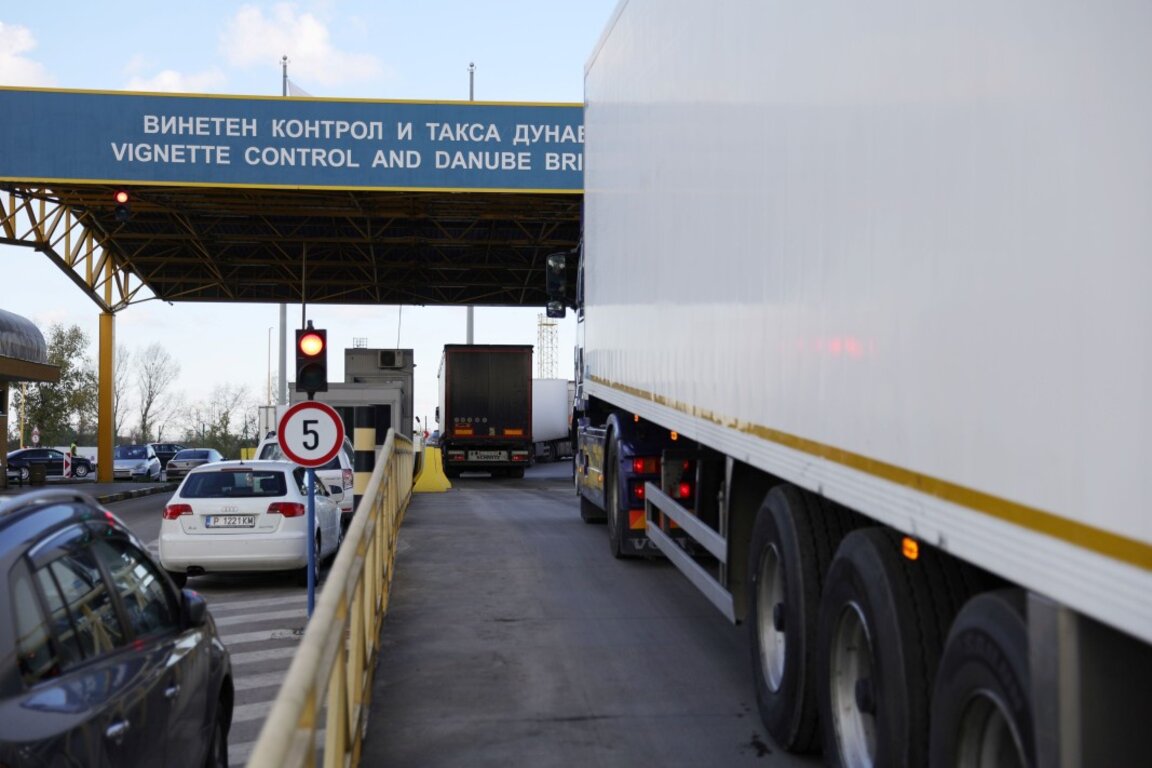 Подновяват ремонта на Дунав мост - Русе