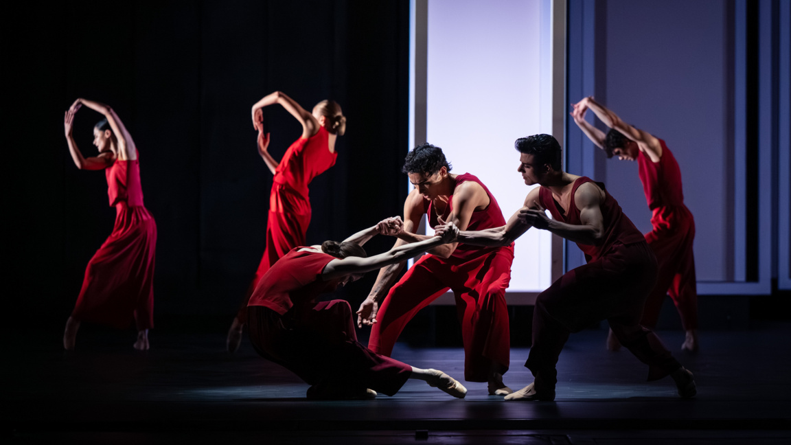 Сцена от спектакъла “Visionary Dances“