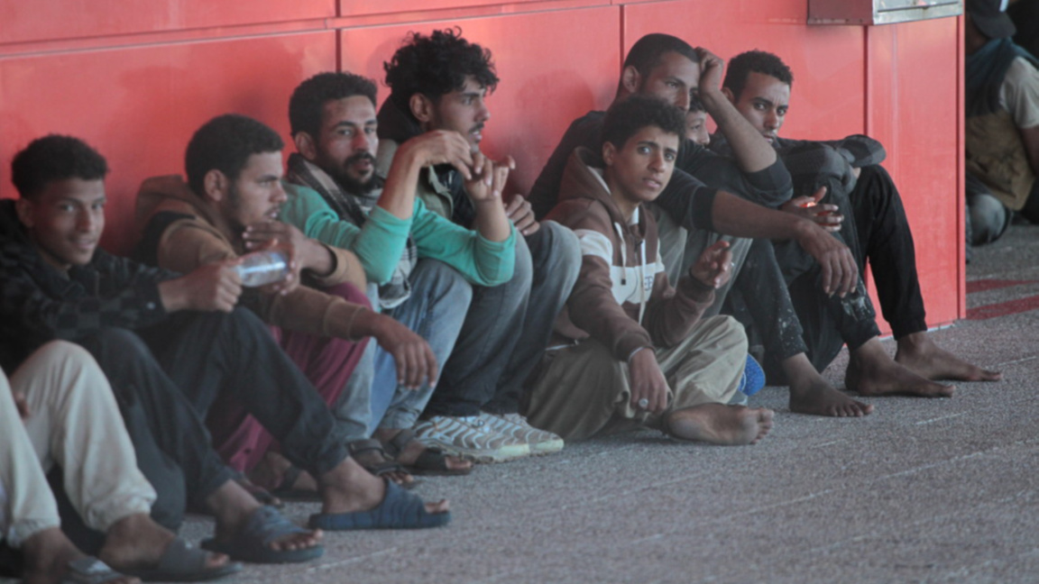 Група спасени в морето мигранти на атинското пристанище Лаврио, 10 юли 2025 г.