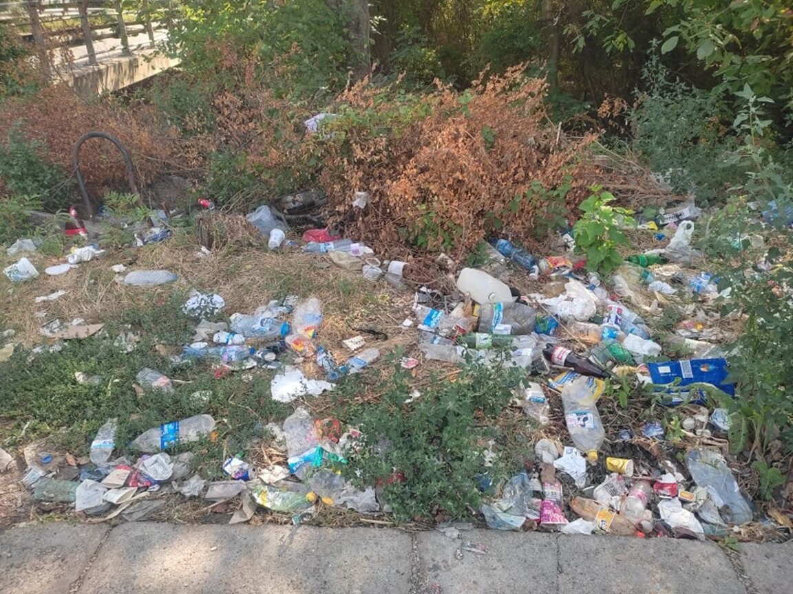 отпадъци до чешмата край село Ботево