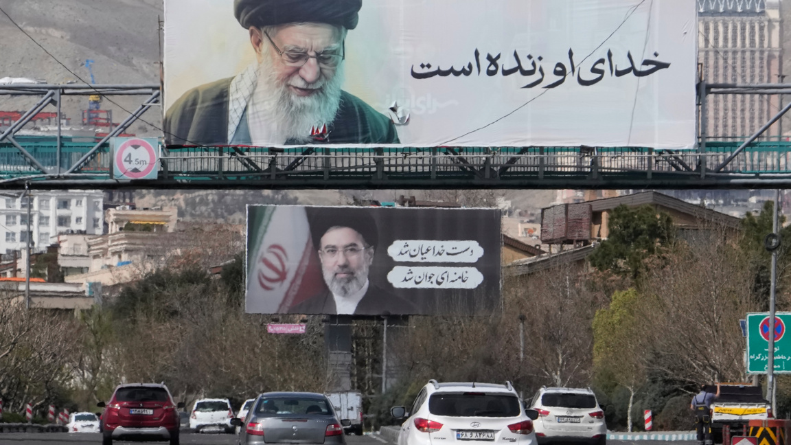 Билборди с образите на убития върховен лидер на Иран аятолах Али Хаменей и на сина му и негов наследник на поста Мотджтаба Хаменей са поставени в Техеран, 24 март 2026 г.