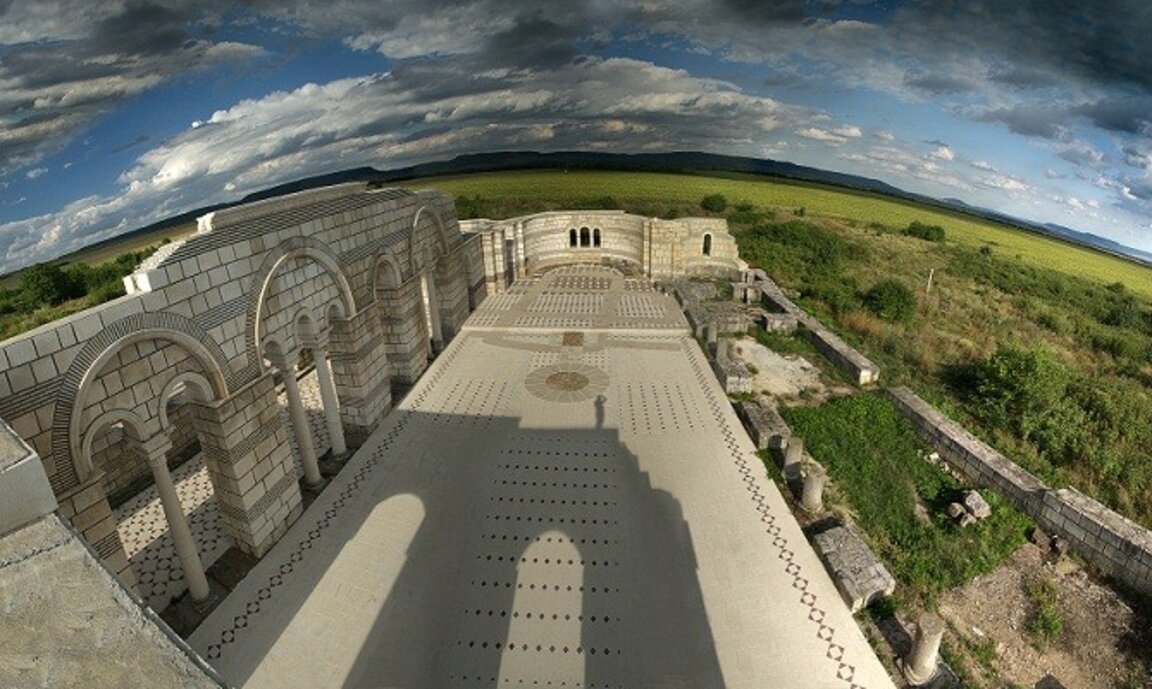 С ухание на цветя и в очакване на празника „Ден след ден“
