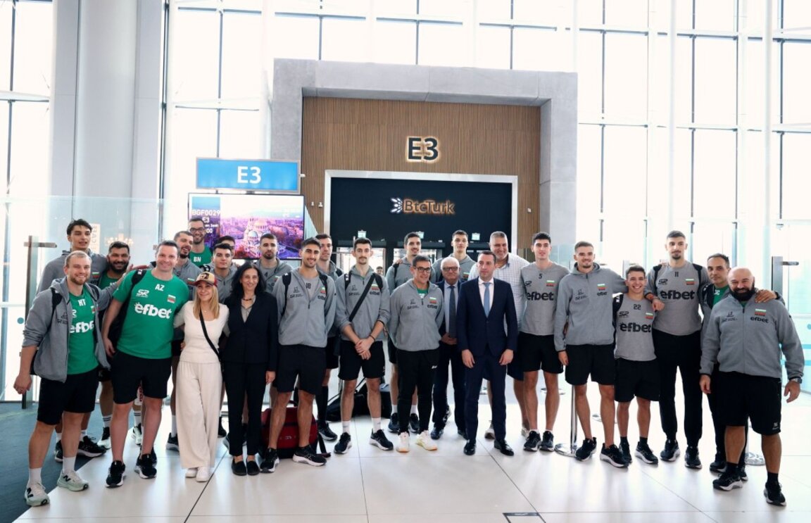 Волейболните национали преди излитането от Истанбул.