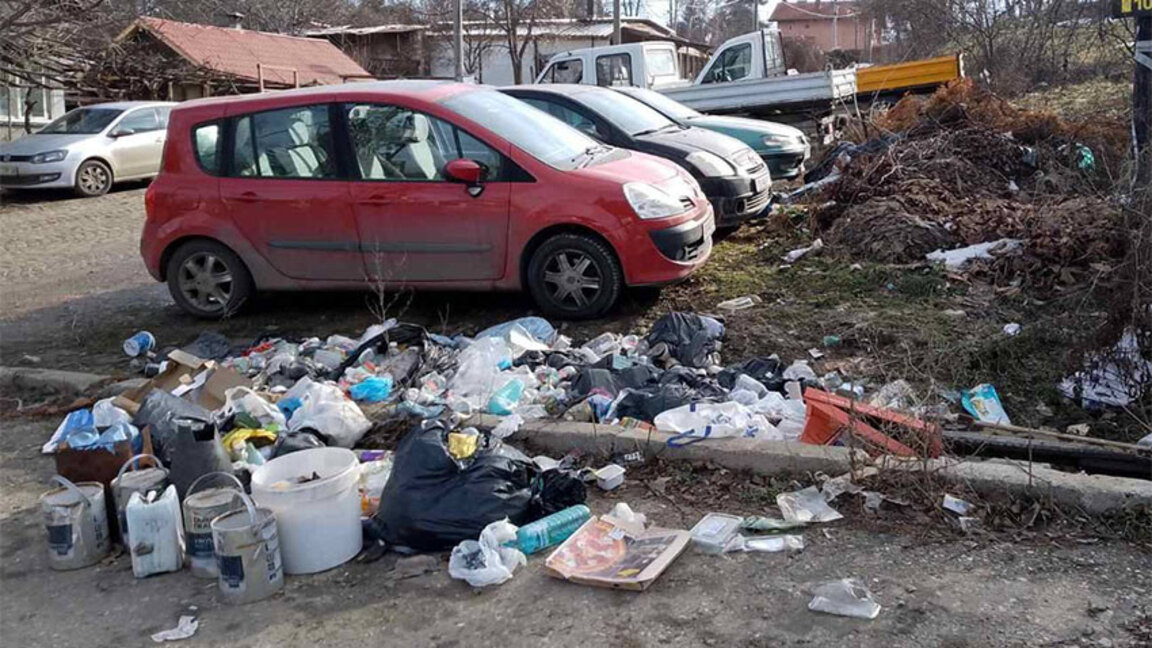 Тази снимка на районния кмет е от този месец