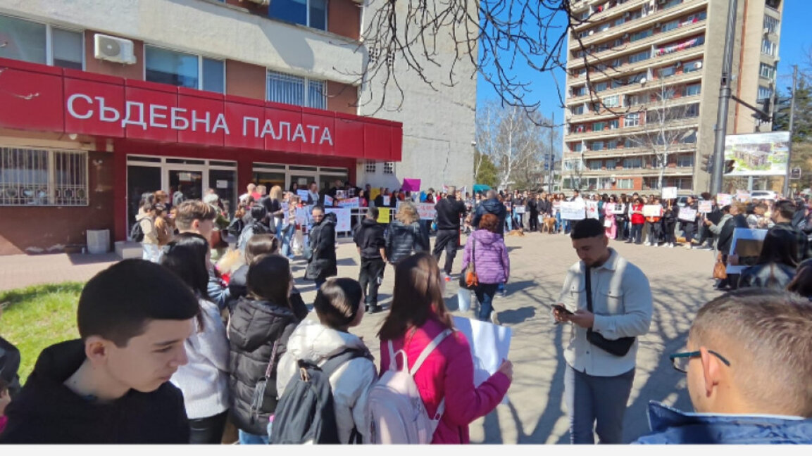 Десетки жители на Кърджали протестираха миналата събота пред съдебната палата в града