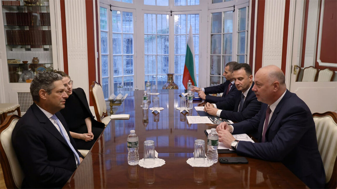 Premierminister Scheljaskow beim Treffen mit Joel Kaplan, Chief Global Affairs Officer bei Meta