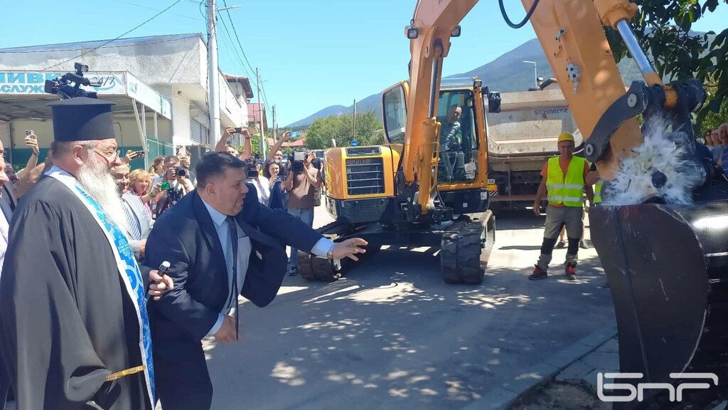Министър, вицепремиер и кмет направиха първа копка на  ВиК мрежата на село Самораново