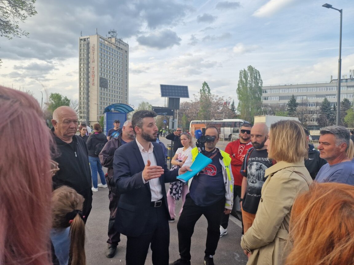 Кметът на район "Илинден" Емил Бранчевски (по средата) разговаря с жители от квартал "Захарна фабрика" - 17 април 2025 г.